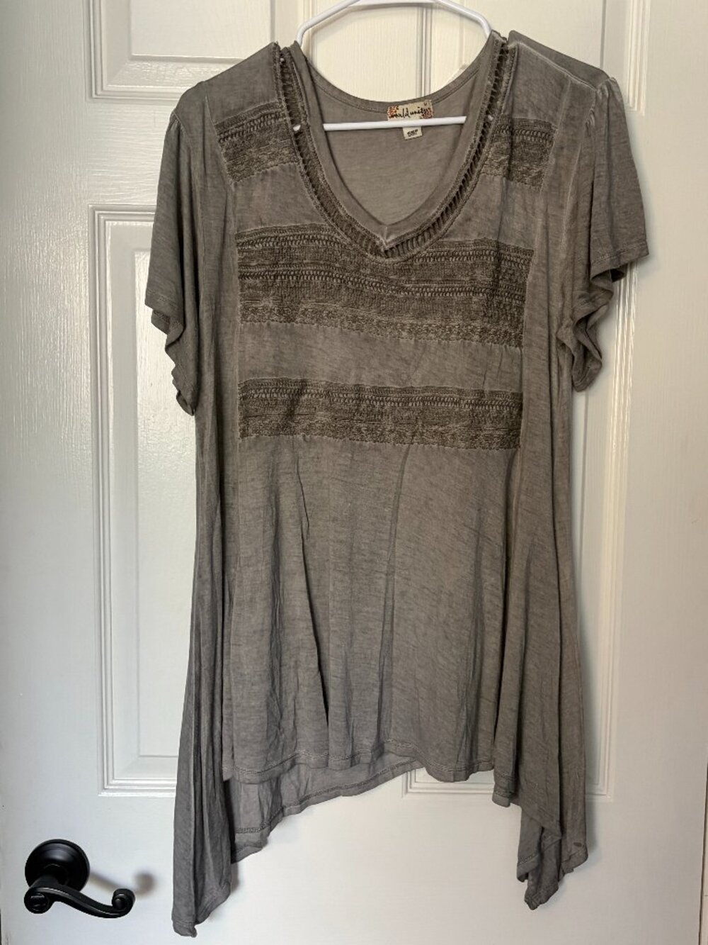 Women’s Unity World Wear Gray V-Neck Embroidered Print Short Sleeve Top M